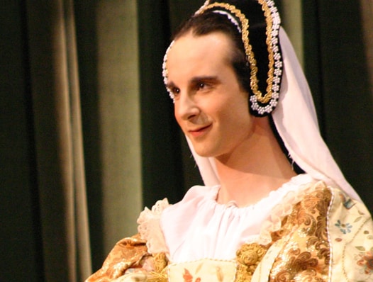 Elizabethan actor dressed as woman